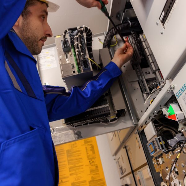 19 Y2 A4133 Graeper Elektroarbeiten in Station Mittelspannung